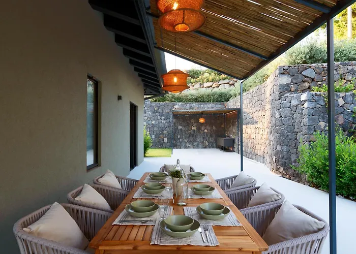Monterosso, Acicastello Villa