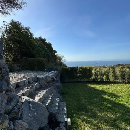 Villa Monterosso, Acicastello *