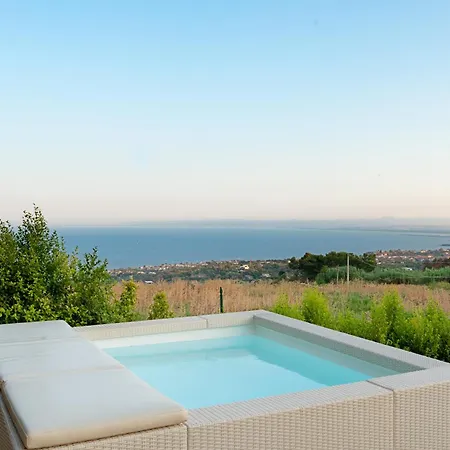 Monterosso, Acicastello 빌라