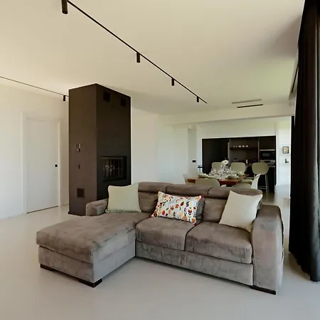 빌라 Monterosso, Acicastello